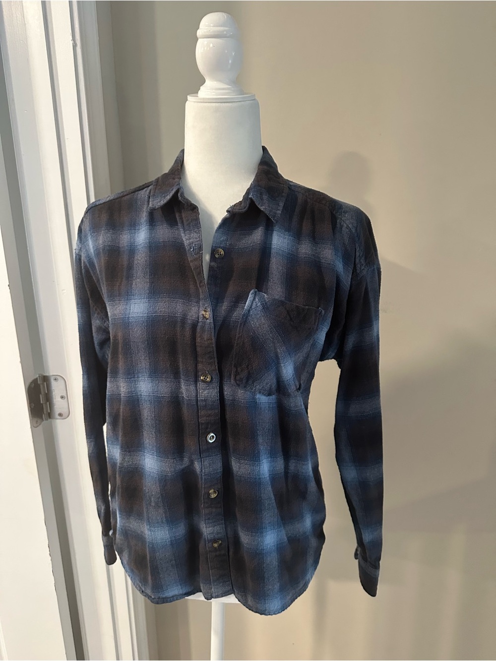 Forever 21 Men's Blue and Black Plaid Casual Button-Down Shirt